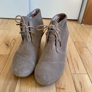 Tom’s Women’s beige wedges. Size 8.5